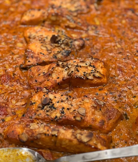 Salmon me Salcën e Vet dhe Pilaf